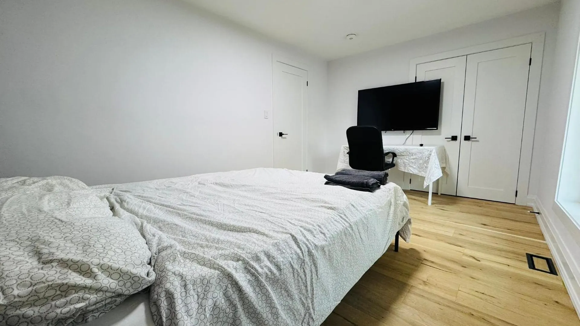 Entire Unit Airport Free Pkg Sep Entrance Newreno Appartement Toronto Canada